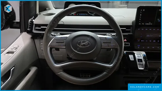 HYUNDAI STARIA 4WD LOUNGE 9-SEATER