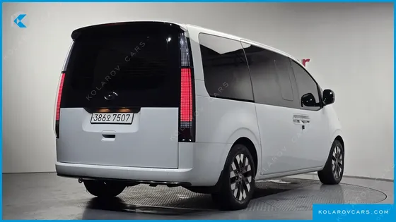 HYUNDAI STARIA LOUNGE 7-SEATER