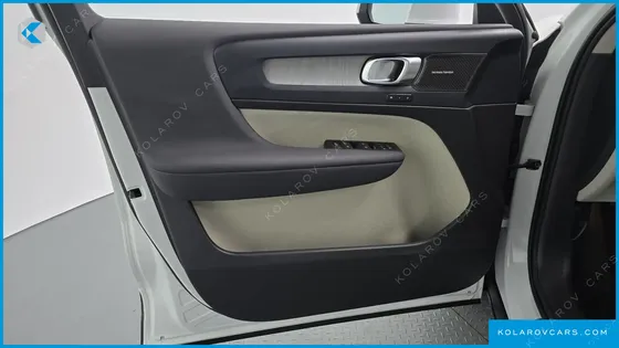 VOLVO XC40 B4 ULTRA BRIGHT