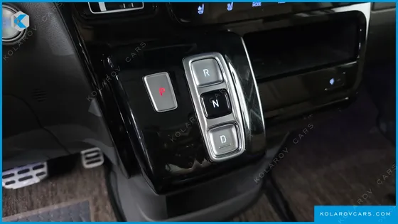 HYUNDAI STARIA 4WD LOUNGE 7-SEATER