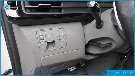 HYUNDAI STARIA 4WD LOUNGE 7-SEATER