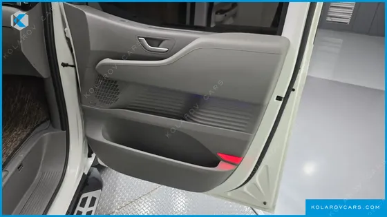 HYUNDAI STARIA 4WD LOUNGE 7-SEATER
