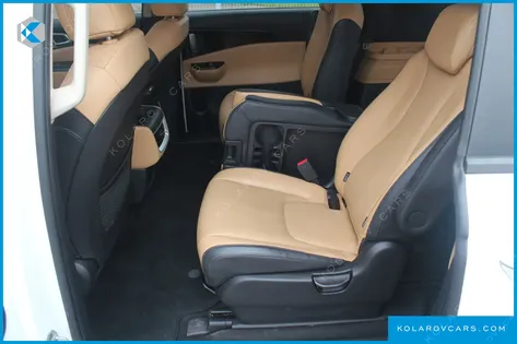 KIA CARNIVAL GASOLINE 11-SEATER PRESTIGE