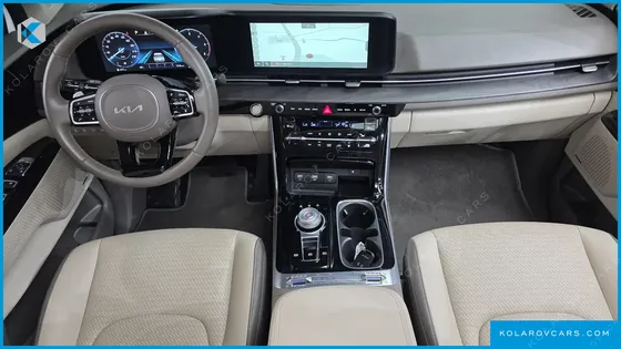 KIA CARNIVAL 7-SEATER OUTDOOR