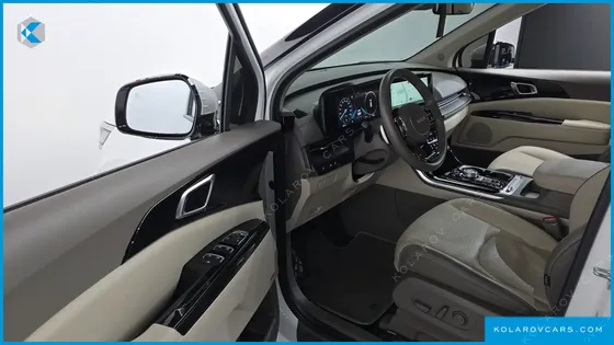 KIA CARNIVAL 7-SEATER OUTDOOR