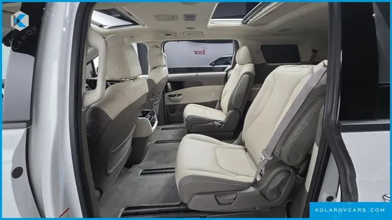 KIA CARNIVAL 7-SEATER OUTDOOR