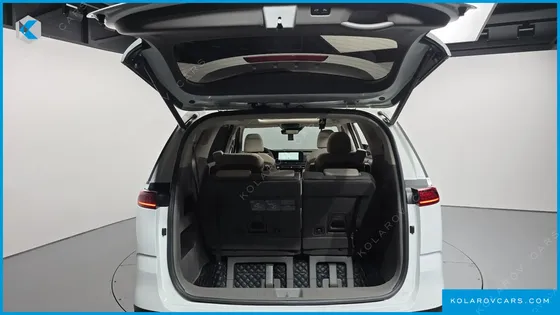 KIA CARNIVAL 7-SEATER OUTDOOR