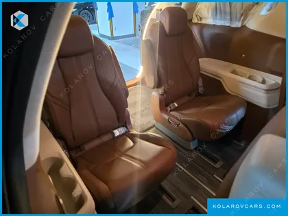 KIA CARNIVAL GASOLINE 9-SEATER SIGNATURE