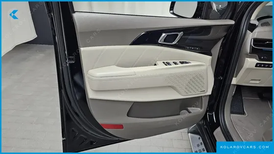 KIA CARNIVAL GASOLINE 7-SEATER HI LIMOUSINE