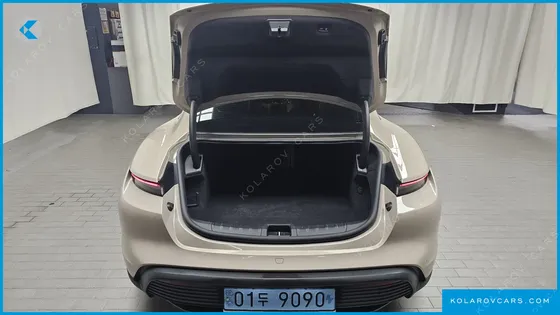 PORSCHE TAYCAN BASE