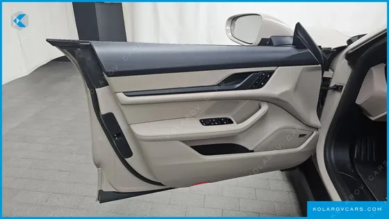 PORSCHE TAYCAN BASE