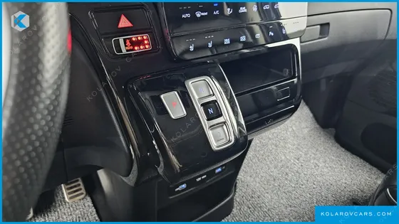 HYUNDAI STARIA 4WD LOUNGE 9-SEATER