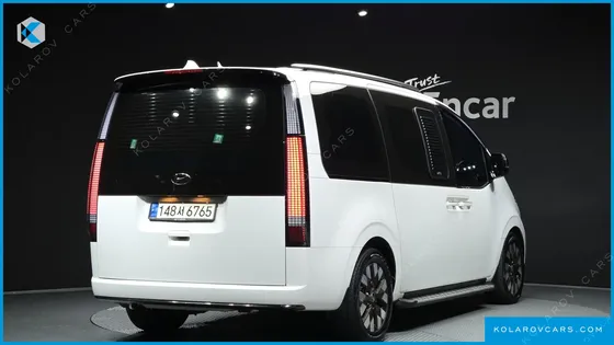 HYUNDAI STARIA LOUNGE 9-SEATER