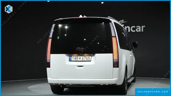 HYUNDAI STARIA LOUNGE 9-SEATER