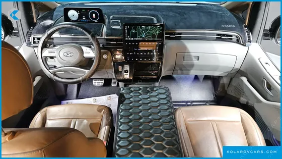 HYUNDAI STARIA LOUNGE 9-SEATER