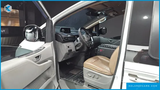 HYUNDAI STARIA LOUNGE 9-SEATER