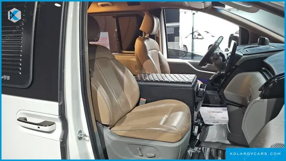 HYUNDAI STARIA LOUNGE 9-SEATER