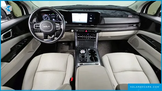 KIA CARNIVAL GASOLINE 7-SEATER OUTDOOR