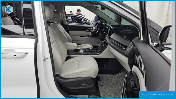 KIA CARNIVAL GASOLINE 7-SEATER OUTDOOR