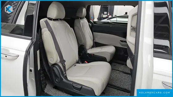 KIA CARNIVAL GASOLINE 7-SEATER OUTDOOR