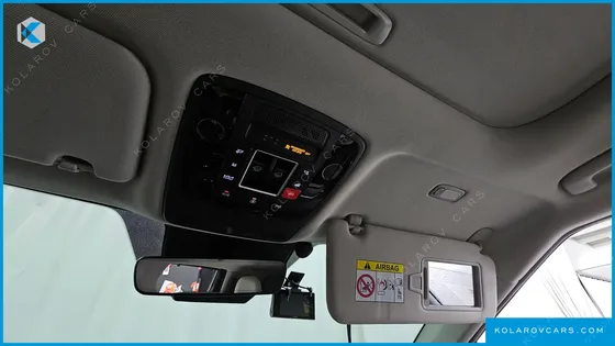 KIA CARNIVAL GASOLINE 7-SEATER OUTDOOR