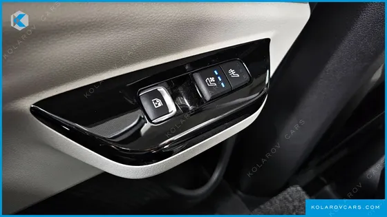 KIA CARNIVAL GASOLINE 7-SEATER OUTDOOR