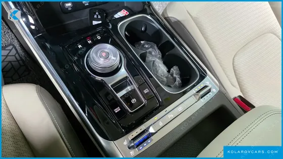 KIA CARNIVAL GASOLINE 7-SEATER HI-LIMOUSINE