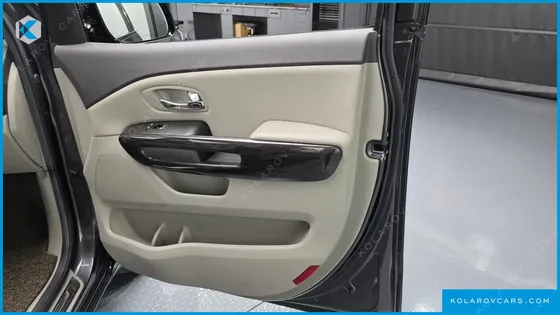 KIA CARNIVAL 7-SEATER LIMOUSINE