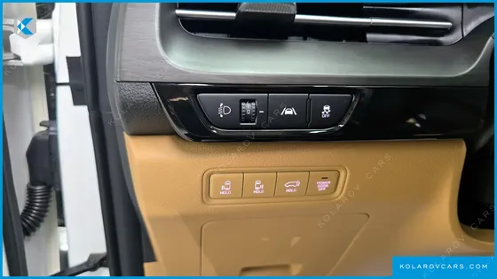 KIA CARNIVAL 9-SEATER SIGNATURE