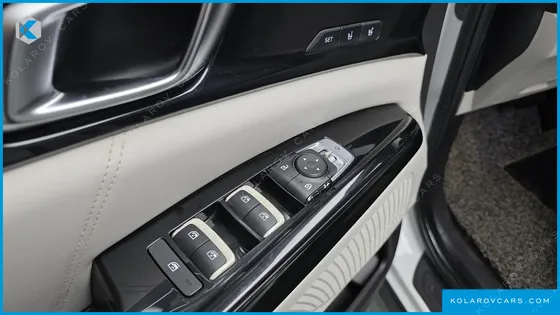 KIA CARNIVAL GASOLINE 9-SEATER SIGNATURE