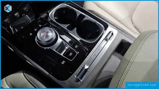 KIA CARNIVAL GASOLINE 7-SEATER HI-LIMOUSINE