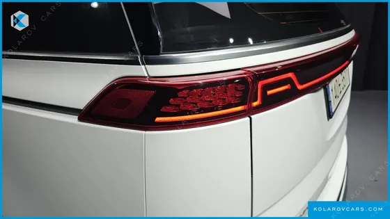 KIA CARNIVAL GASOLINE 7-SEATER HI-LIMOUSINE