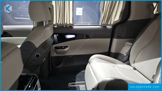 KIA CARNIVAL GASOLINE 7-SEATER HI-LIMOUSINE