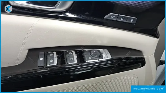 KIA CARNIVAL GASOLINE 7-SEATER HI-LIMOUSINE
