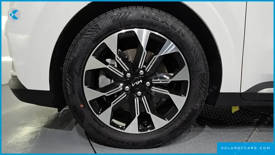 KIA CARNIVAL 7-SEATER OUTDOOR