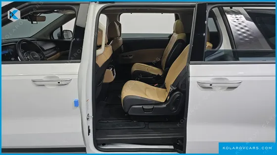 KIA CARNIVAL 7-SEATER OUTDOOR
