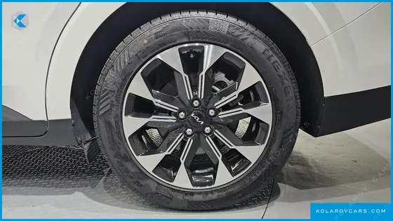 KIA CARNIVAL 7-SEATER OUTDOOR