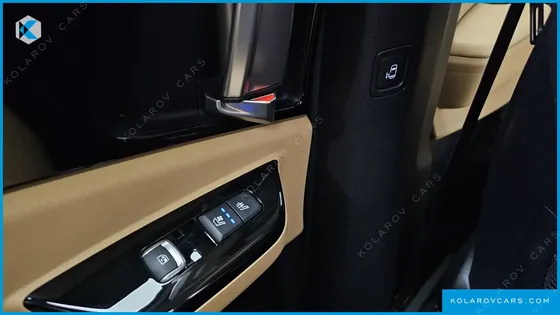 KIA CARNIVAL 7-SEATER OUTDOOR