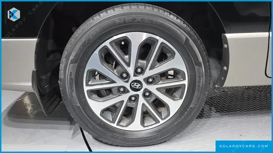 HYUNDAI STAREX 4WD URBAN 9-SEATER