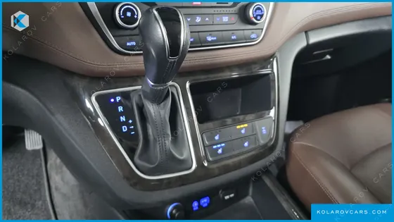 HYUNDAI STAREX 4WD URBAN 9-SEATER