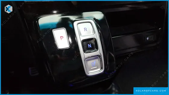 HYUNDAI STARIA LOUNGE 9-SEATER