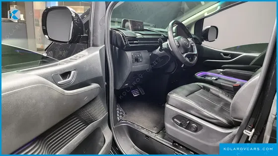 HYUNDAI STARIA LOUNGE 9-SEATER