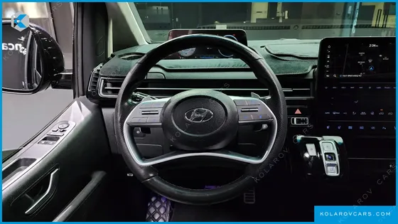 HYUNDAI STARIA LOUNGE 9-SEATER