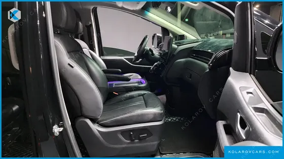 HYUNDAI STARIA LOUNGE 9-SEATER