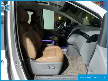 HYUNDAI STARIA 4WD LOUNGE 9-SEATER