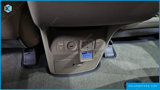 KIA CARNIVAL GASOLINE 9-SEATER HI-LIMOUSINE