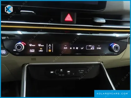 KIA CARNIVAL GASOLINE 7-SEATER SIGNATURE