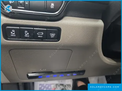 KIA CARNIVAL GASOLINE 4-SEATER HI LIMOUSINE
