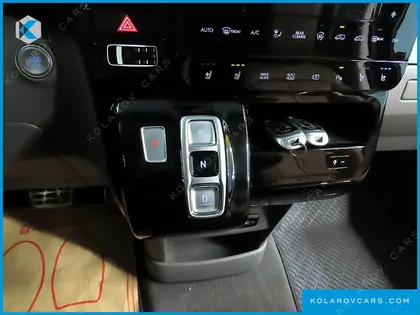 HYUNDAI STARIA 4WD LOUNGE 9-SEATER