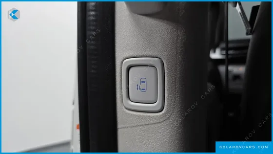 HYUNDAI STARIA LOUNGE 9-SEATER